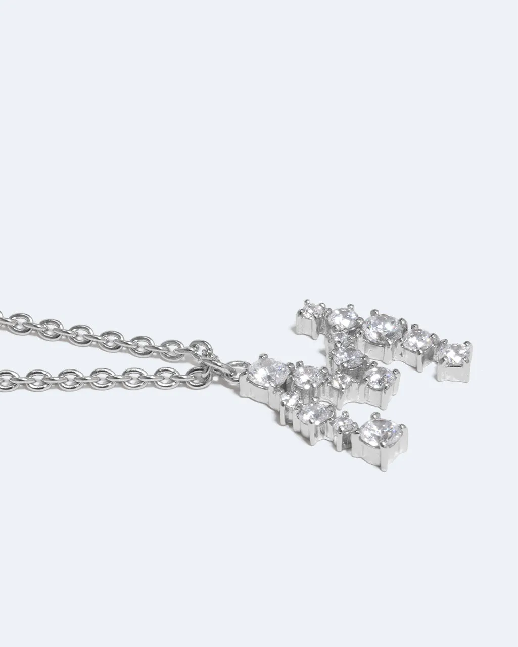 Completedworks Glitchy M collier pendentif rhodié zirconium