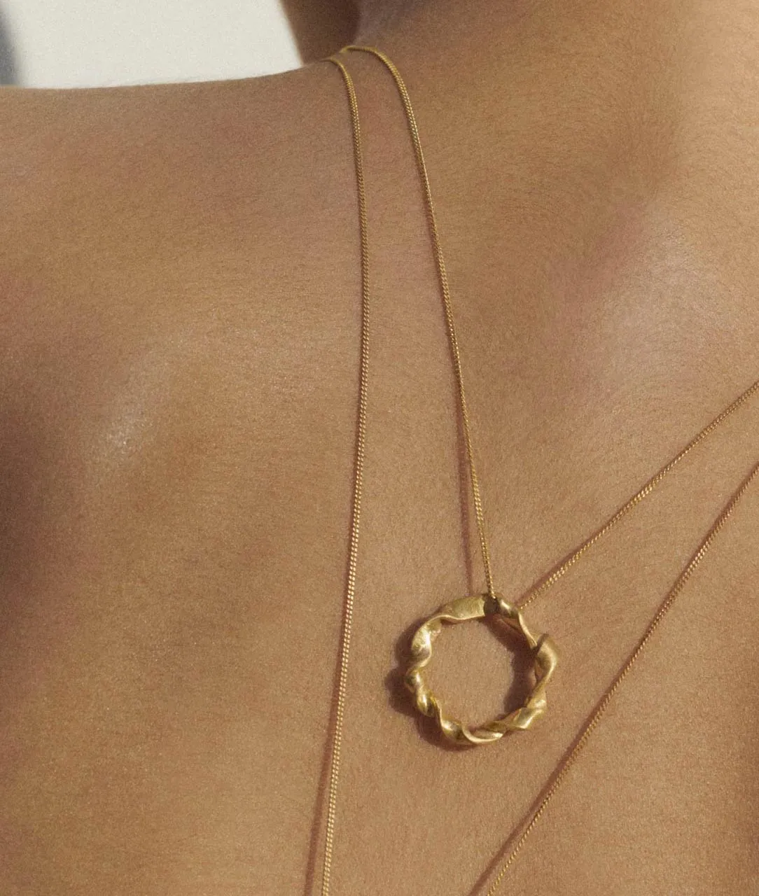 Completedworks Flux collier vermeil or recyclé pendentif
