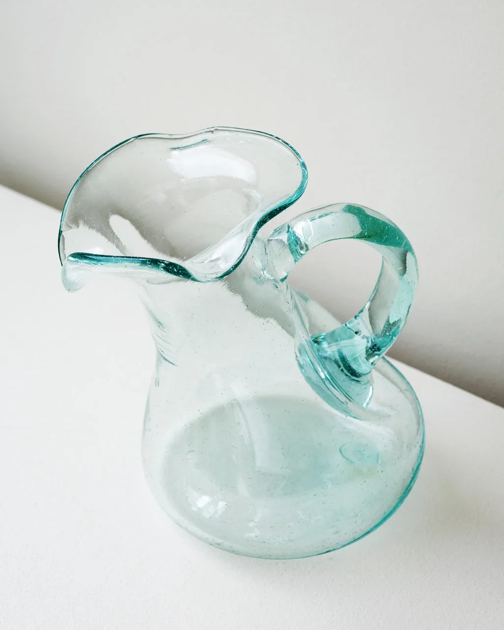 Completedworks Thaw Large carafe verre recyclé bleu