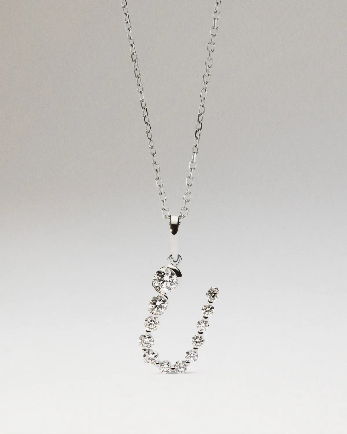 PDPAOLA Initiale U pendentif or blanc diamants