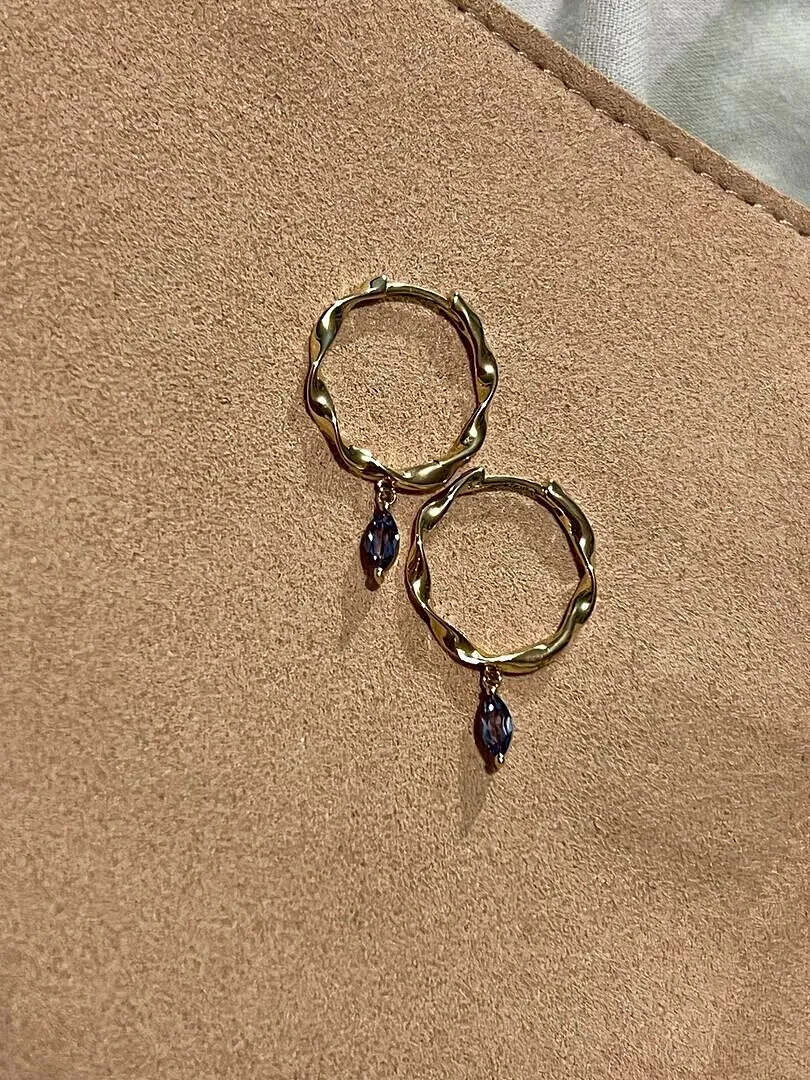 Astrid & Miyu Twist Huggies boucles or massif alexandrite