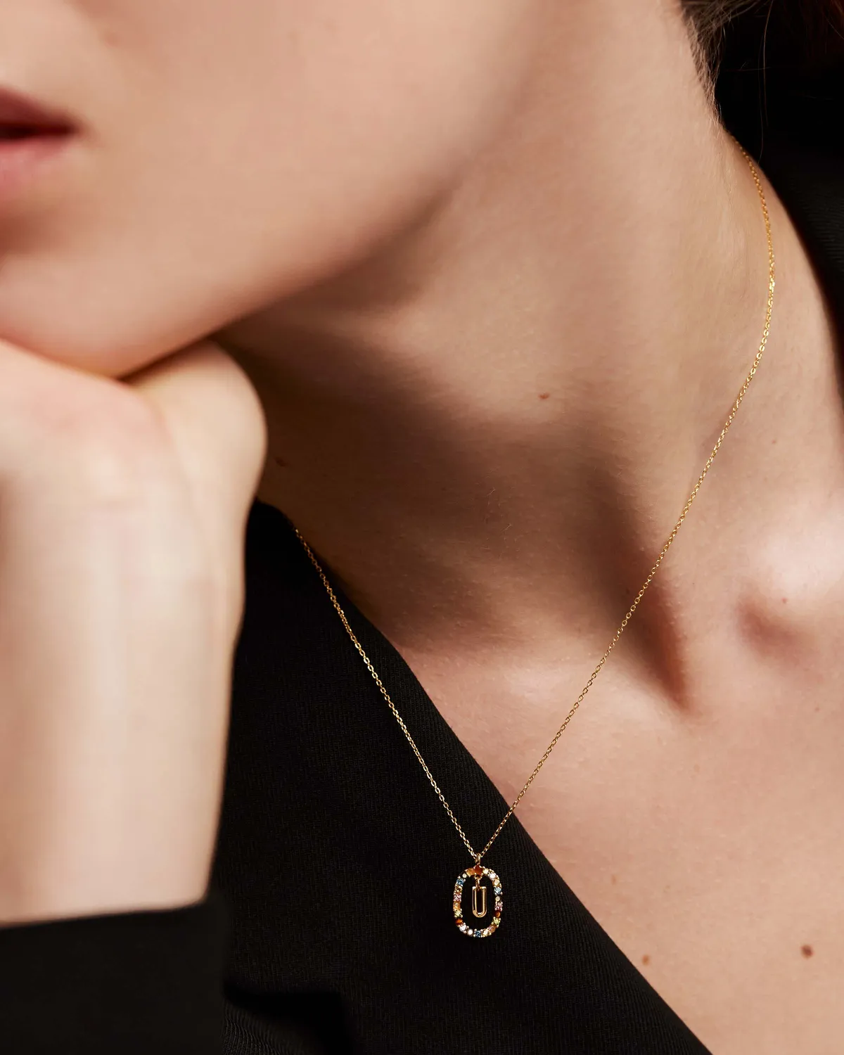 PDPAOLA Lettre U collier initiale plaqué or 18 carats zirconia