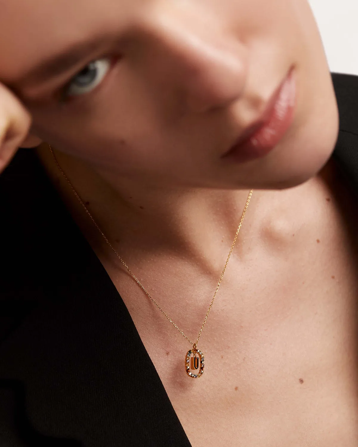 PDPAOLA Lettre U collier initiale plaqué or 18 carats zirconia