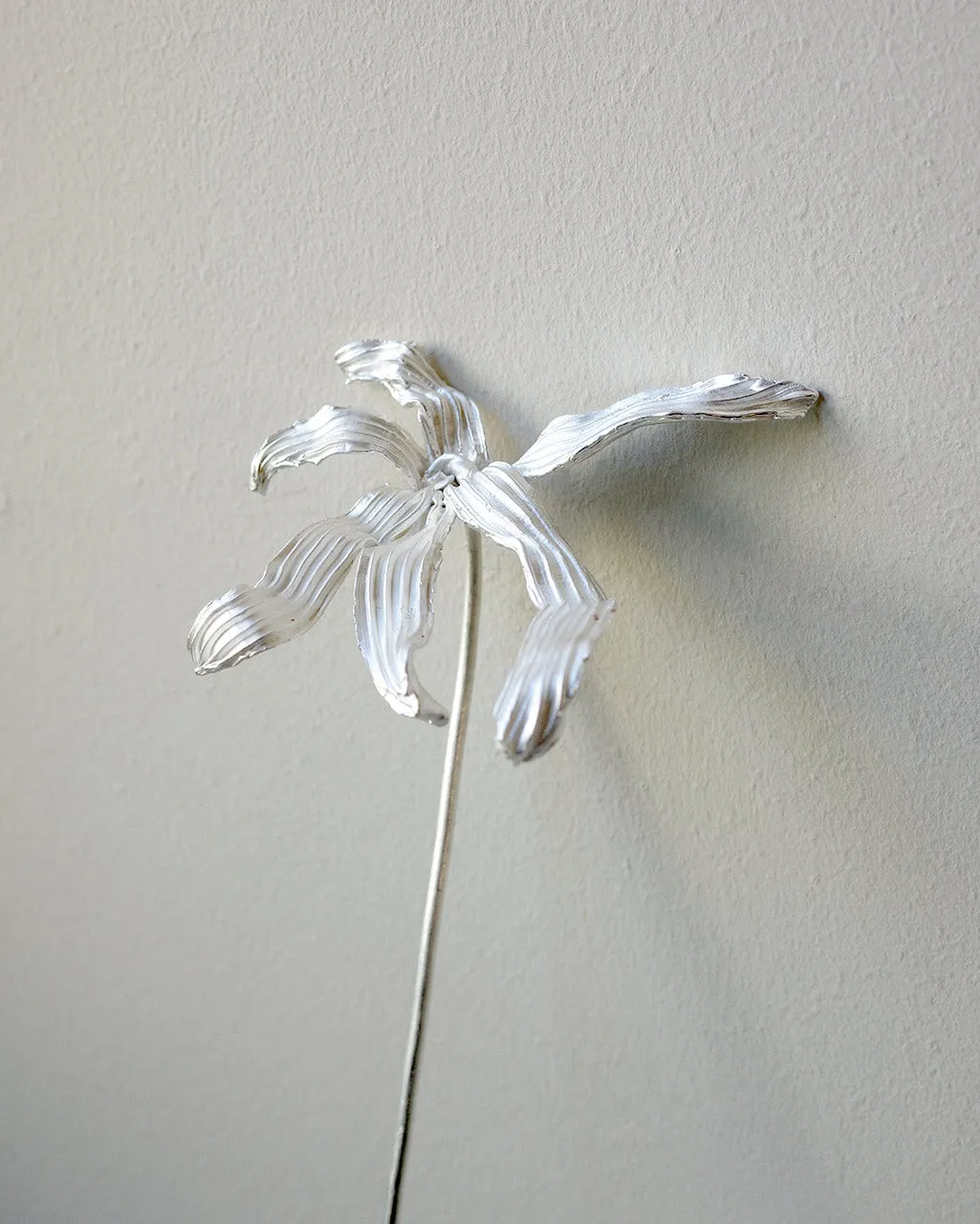 Completedworks The Ebb ornement fleur argent