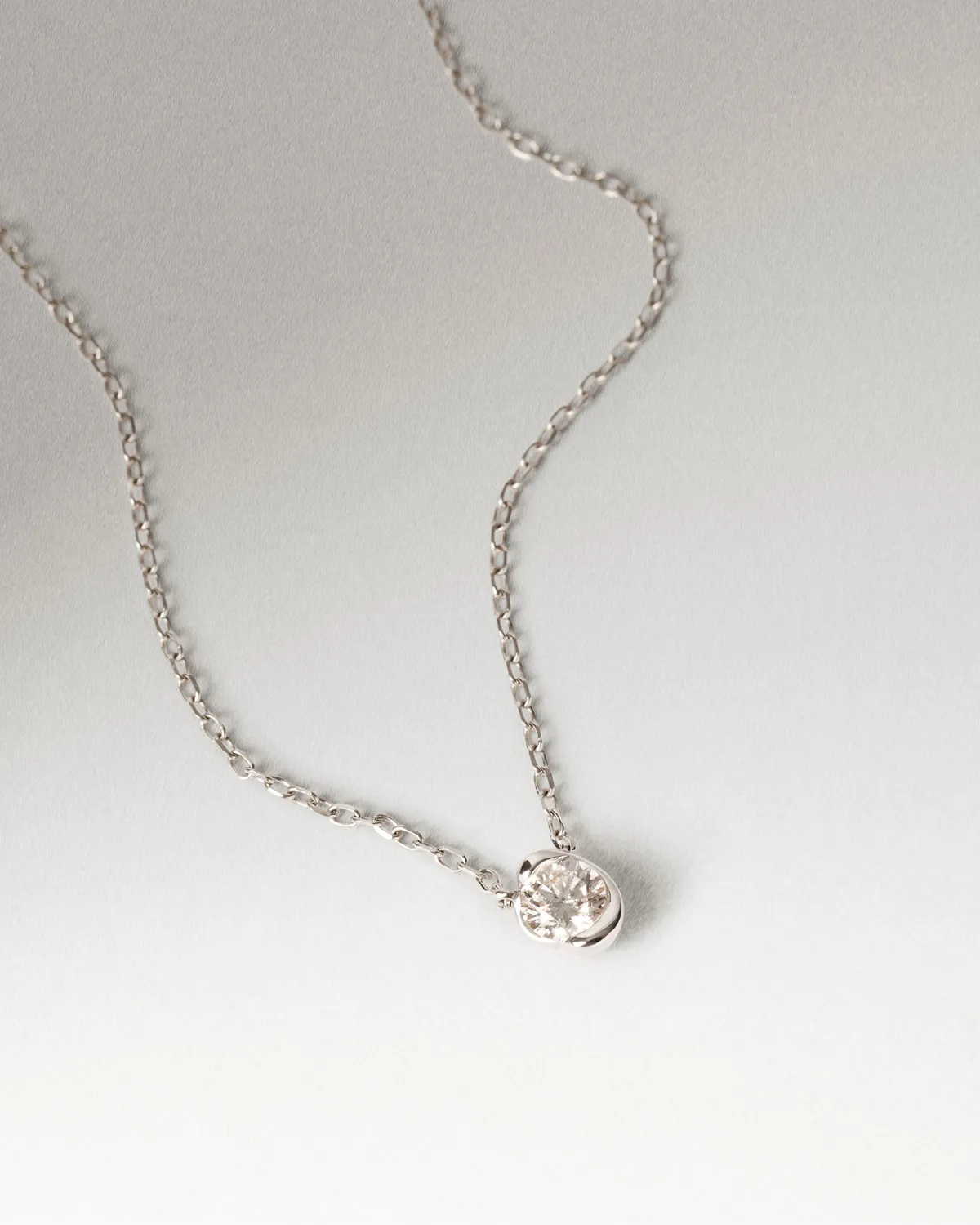 PDPAOLA Delia collier solitaire diamant or blanc 18 carats