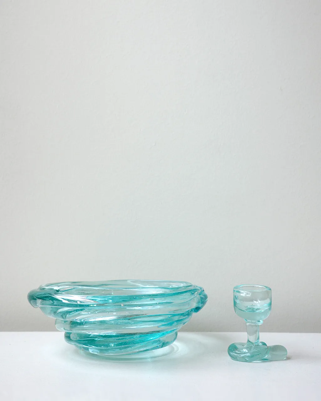 Completedworks Sirena vase verre recyclé bleu médium