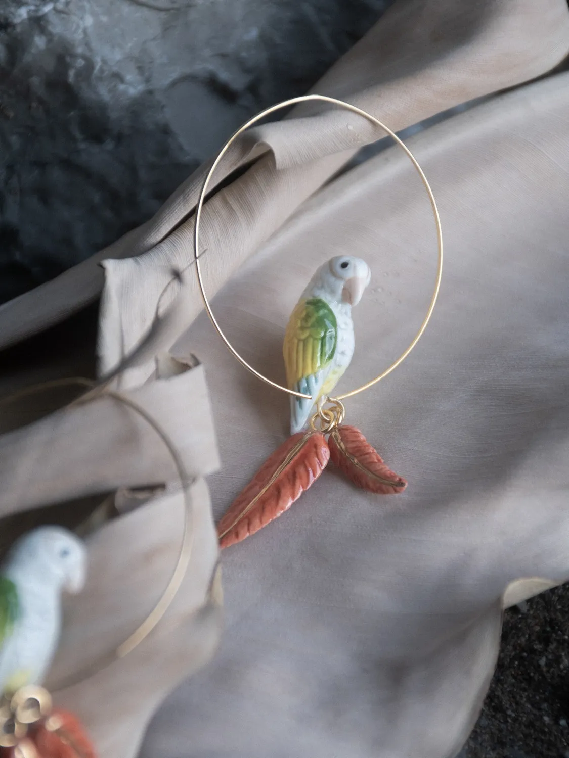 Nach Bijoux perroquet plumes grandes créoles 10 cm