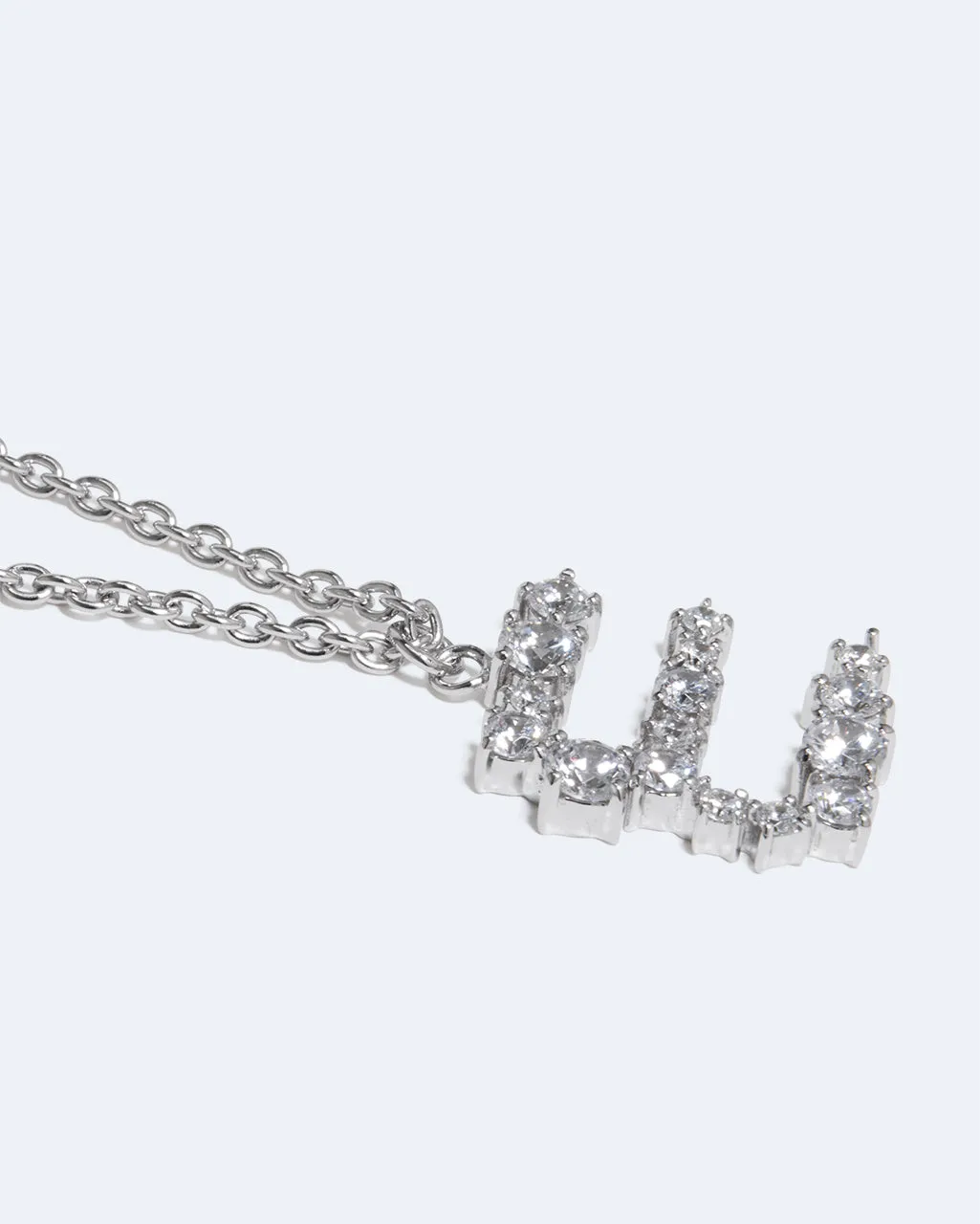 Completedworks Glitchy E collier lettre E zircon rhodium