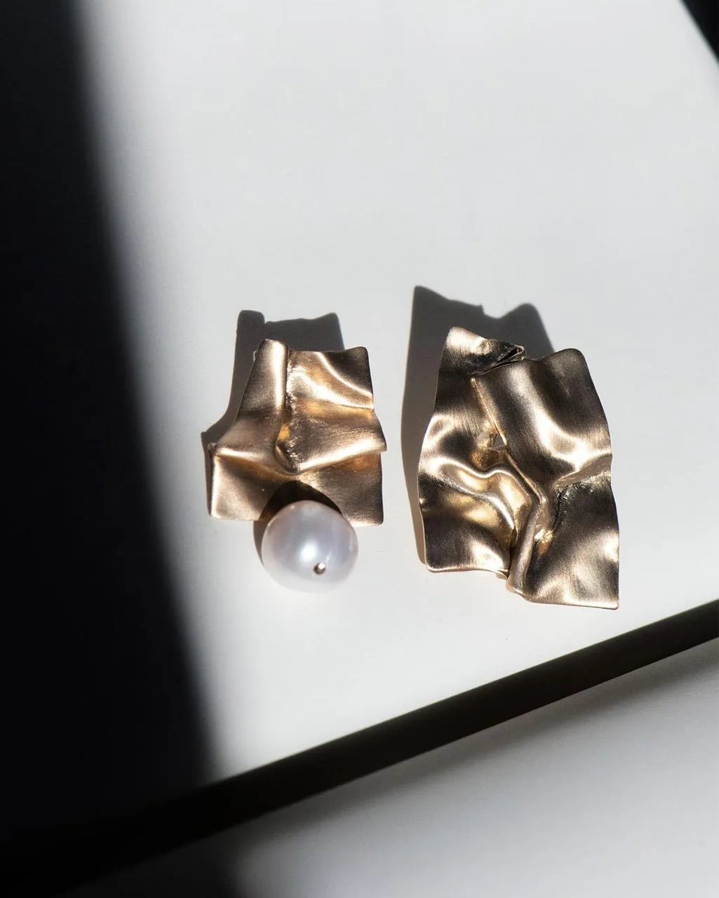 Completedworks Cohesion boucles d'oreilles vermeil perles