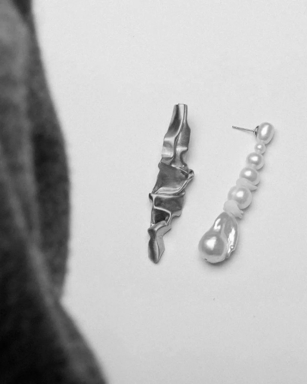 Completedworks Crumple boucles d'oreilles perle céramique argent