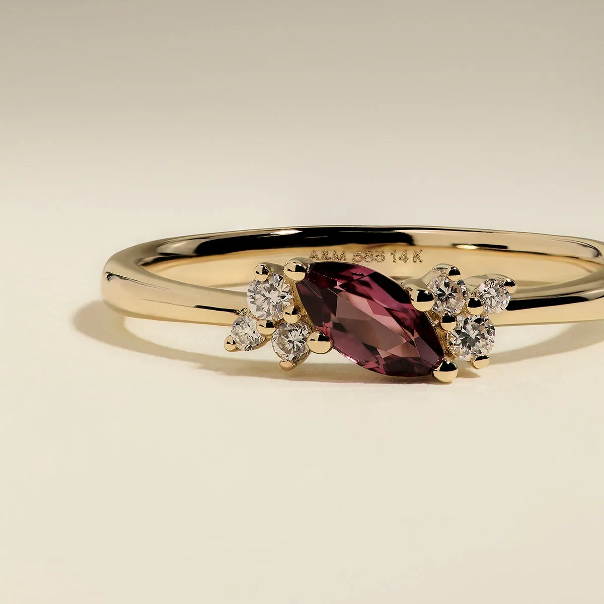 Astrid & Miyu Milestone Garnet January bague or massif grenat