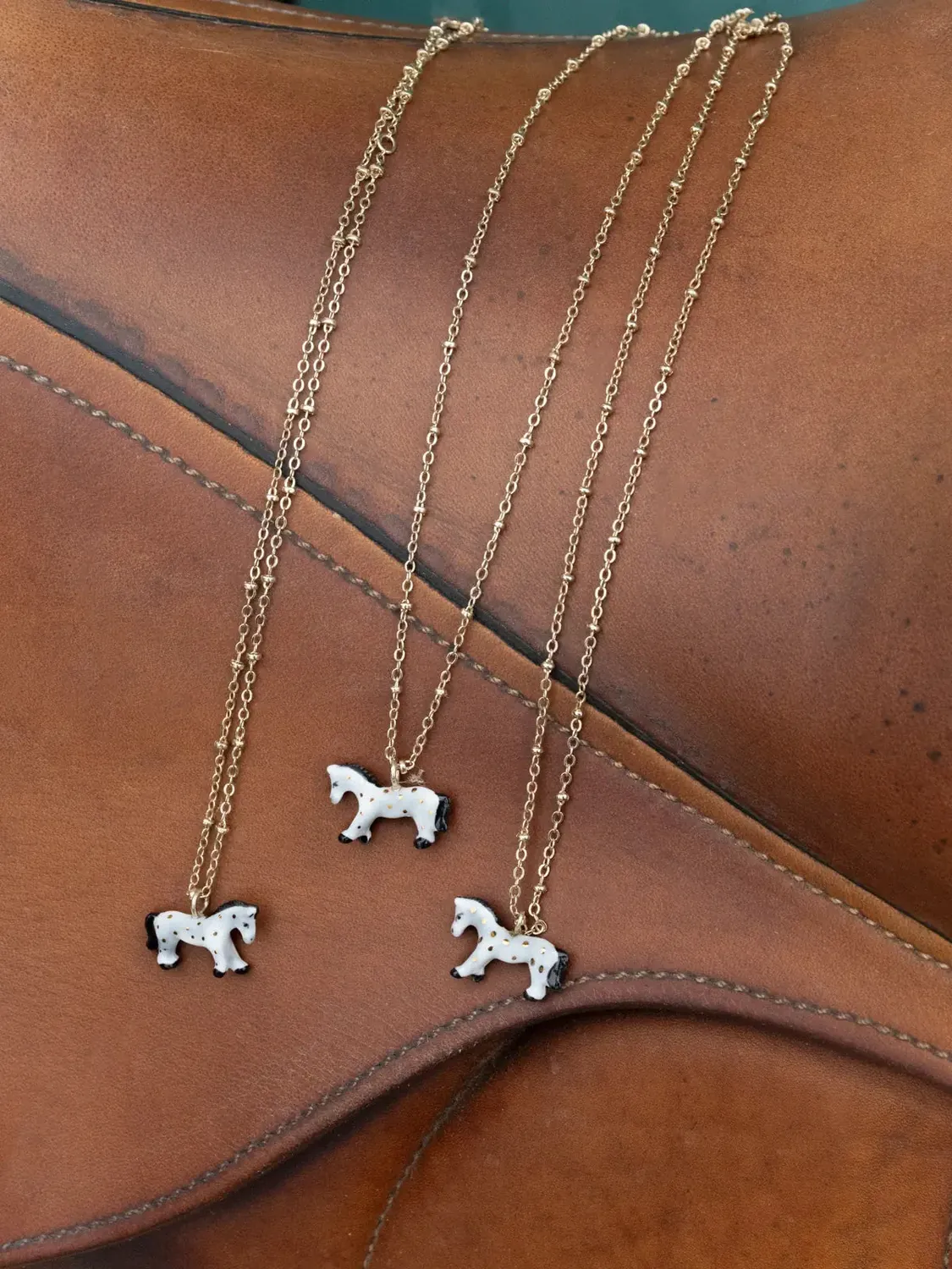Nach Bijoux cheval blanc collier porcelaine 41 cm doré