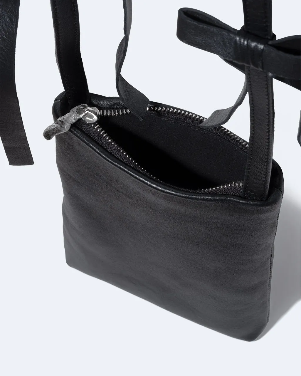 Completedworks Bows sac bandoulière cuir noir à nœuds