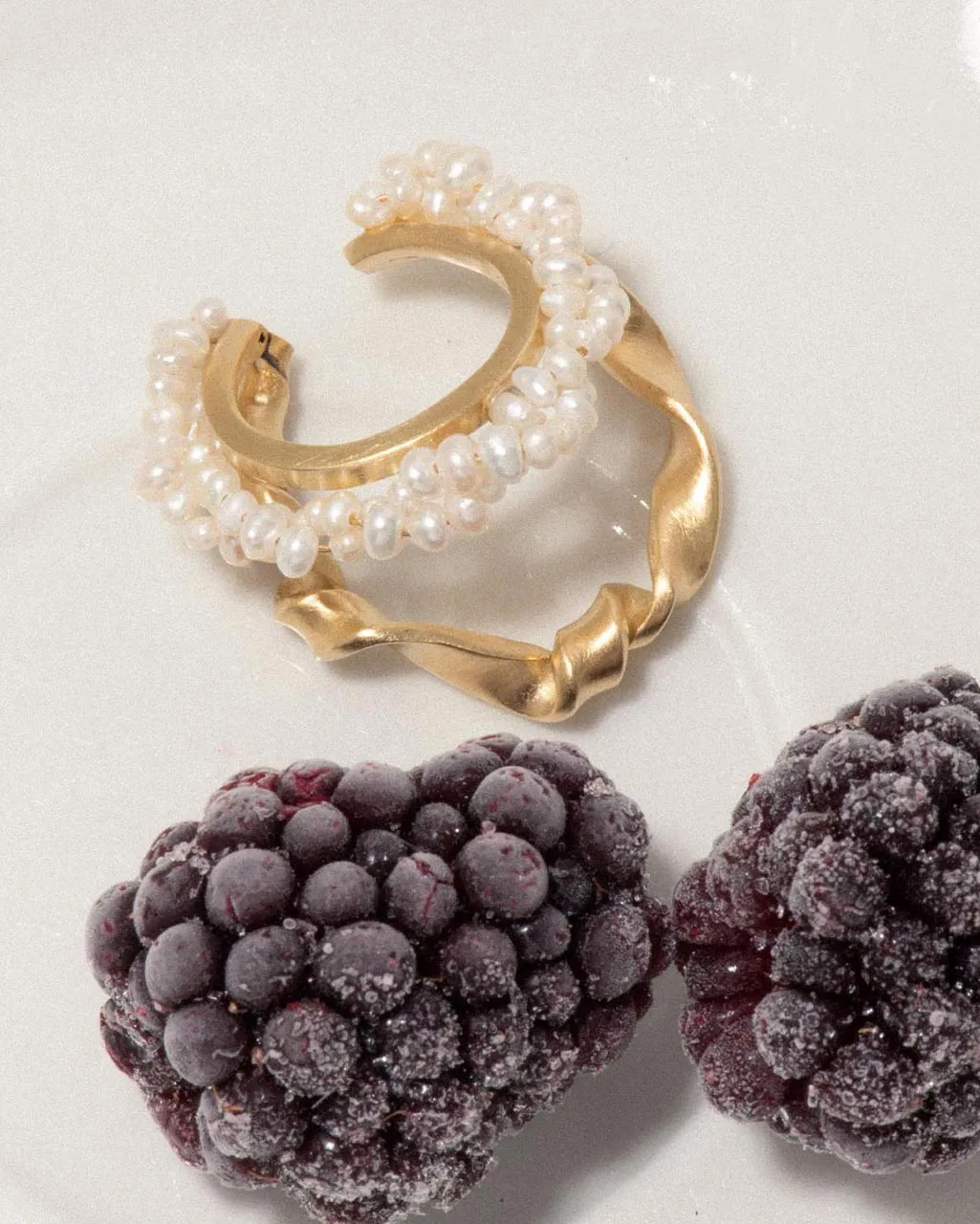 Completedworks A Negotiation with the Infinite ear cuff perle doré