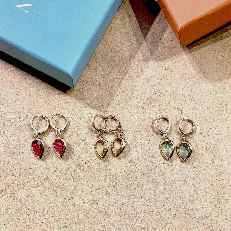 Nao de Paris Charms minis créoles plaqué or rubis