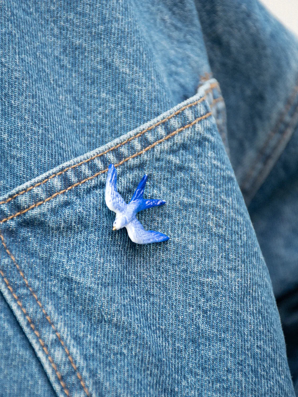 Nach Bijoux hirondelle bleue pin's broche porcelaine 3,3 cm
