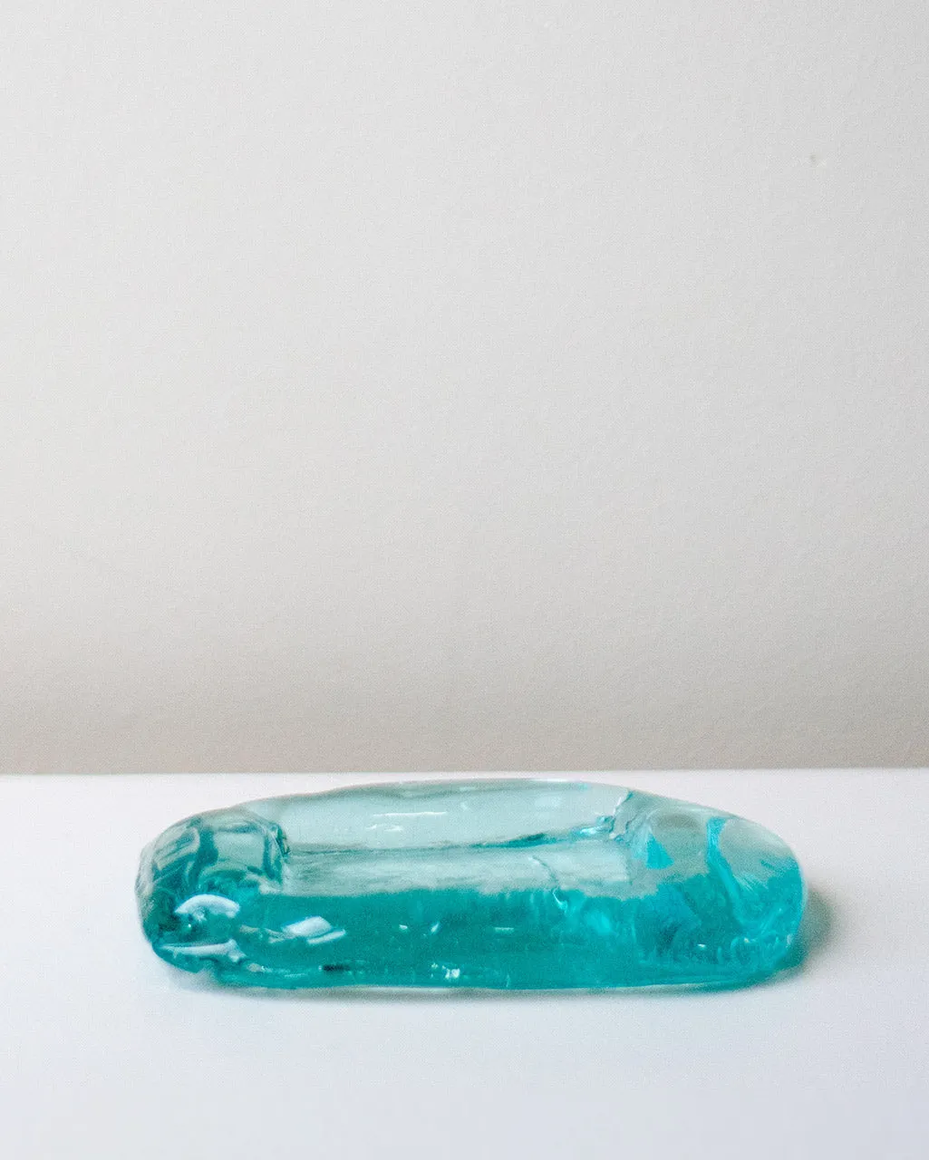 Completedworks Exhale cendrier coussin verre recyclé bleu
