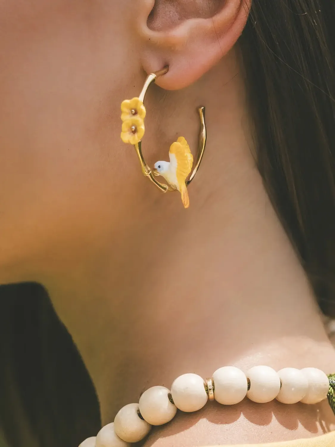 Nach Bijoux perroquet et fleurs boucles d'oreilles créoles bambou jaune