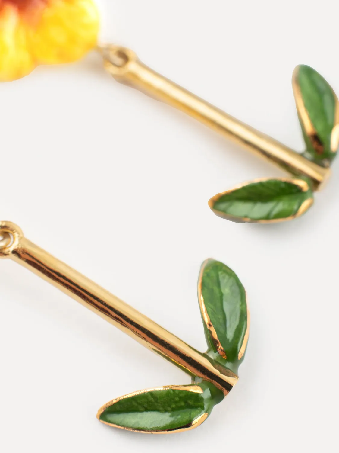 Nach Bijoux Hibiscus et feuilles boucles doreilles pendantes jaune
