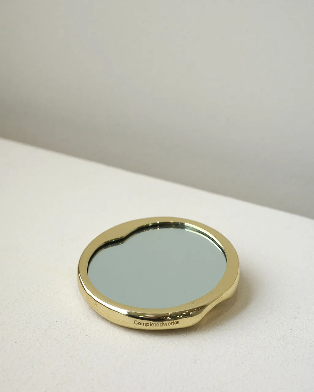 Completedworks The Compact miroir de poche laiton doré