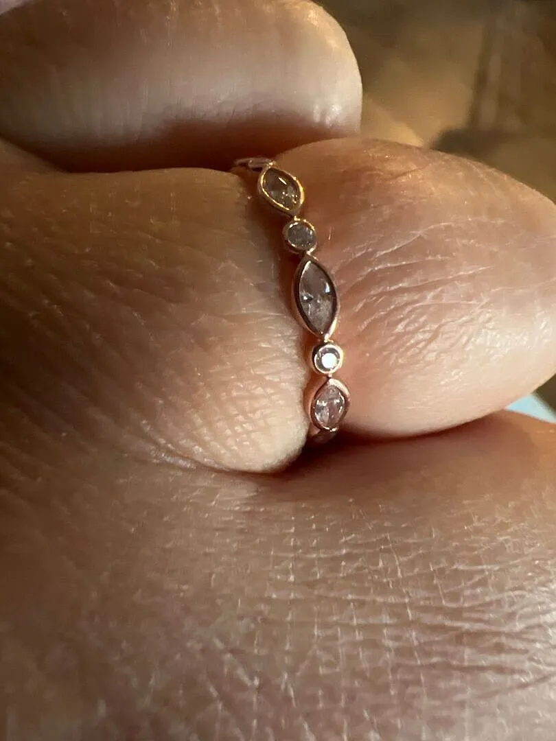 Astrid & Miyu Navette Crystal Band bague or rose cristal