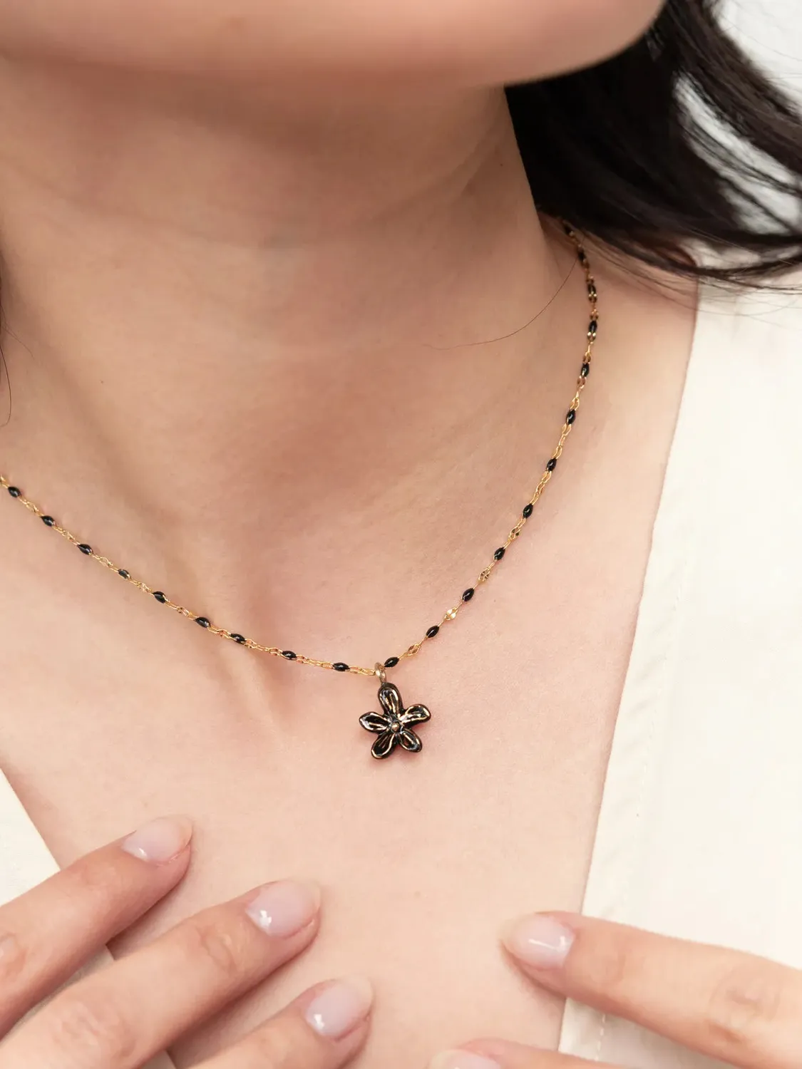 Nach Bijoux collier perles et fleur d'Erine noire porcelaine