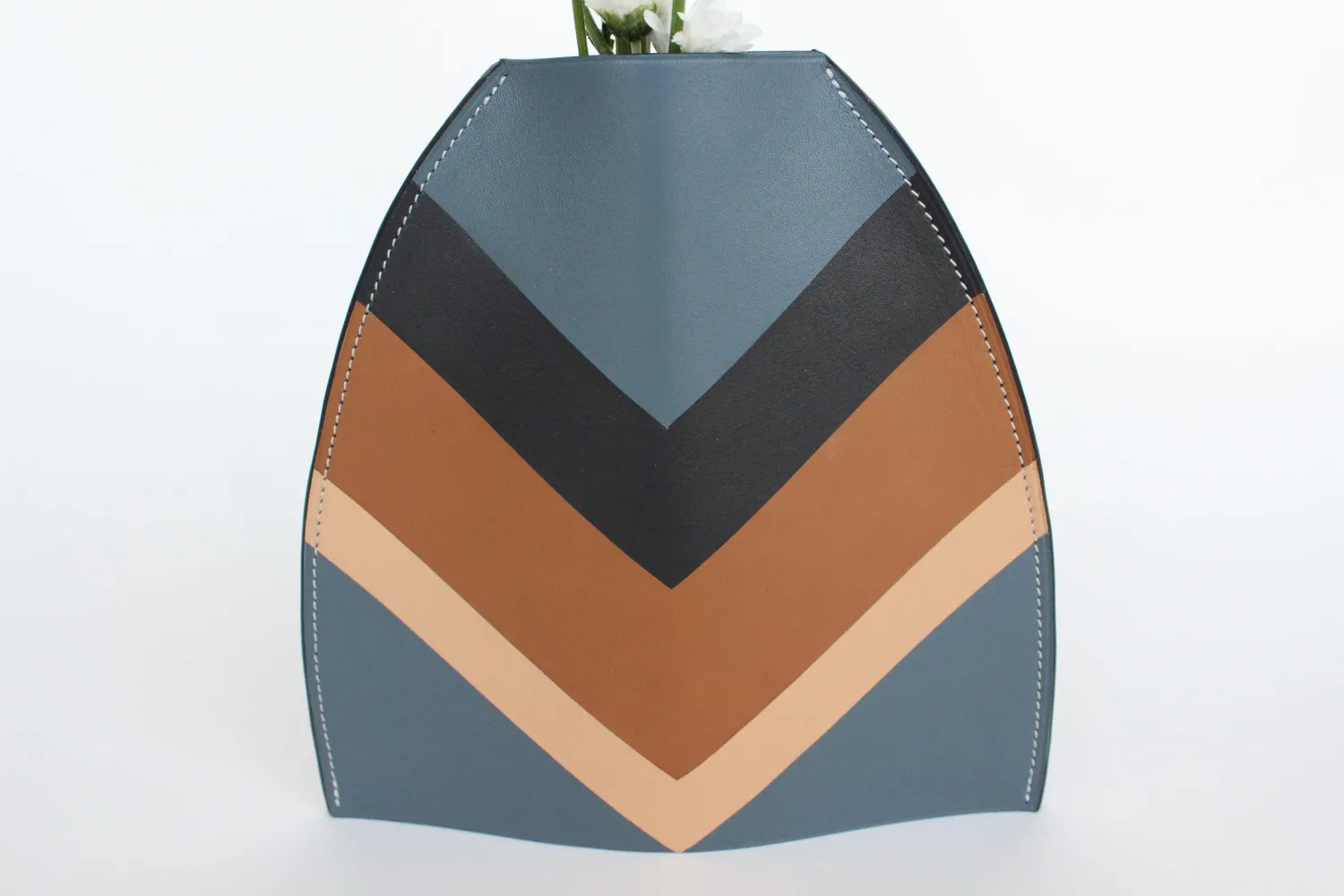 Drelin vase cuir marqueterie avec tube à eau