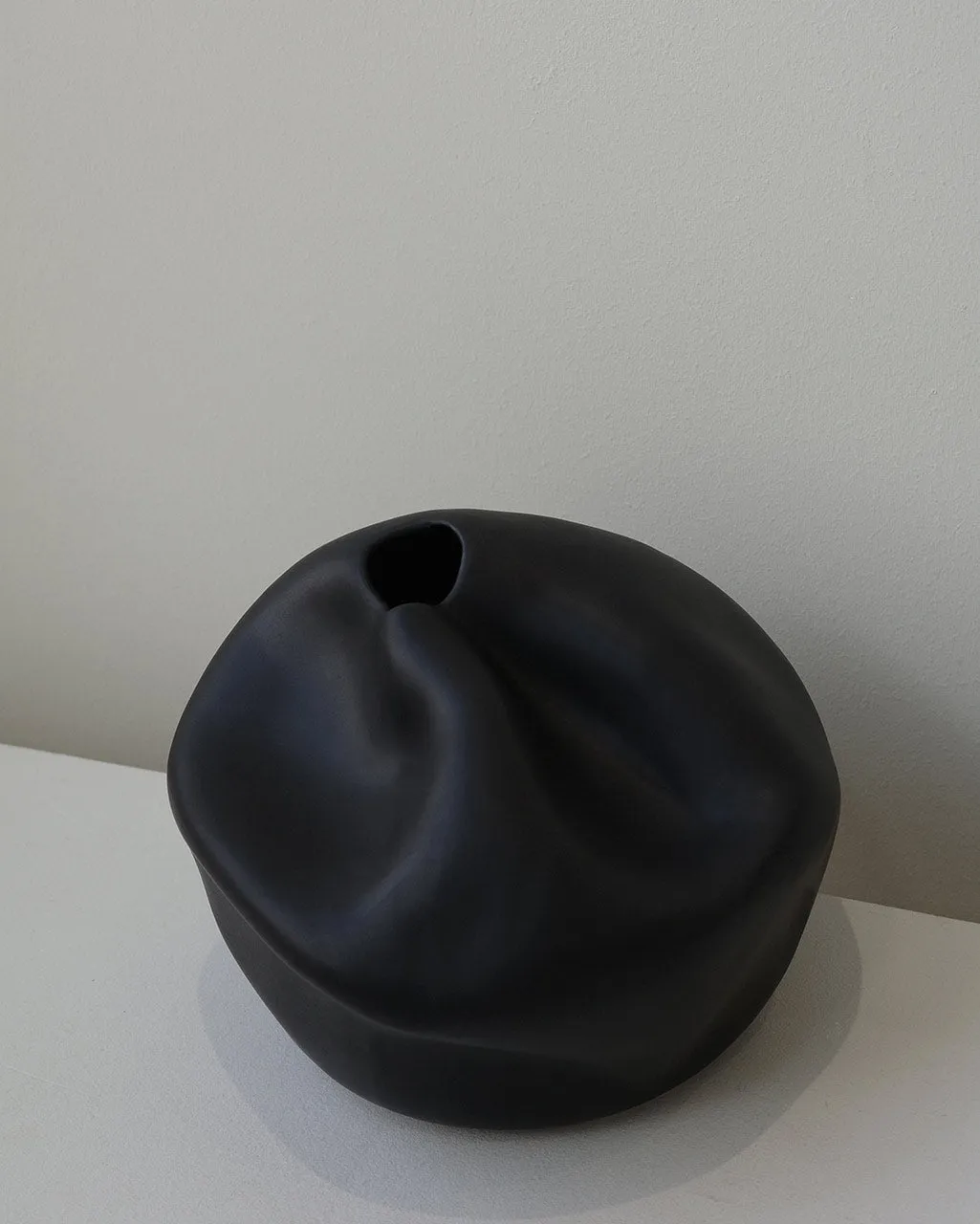 Completedworks Fold Compound vase noir mat céramique