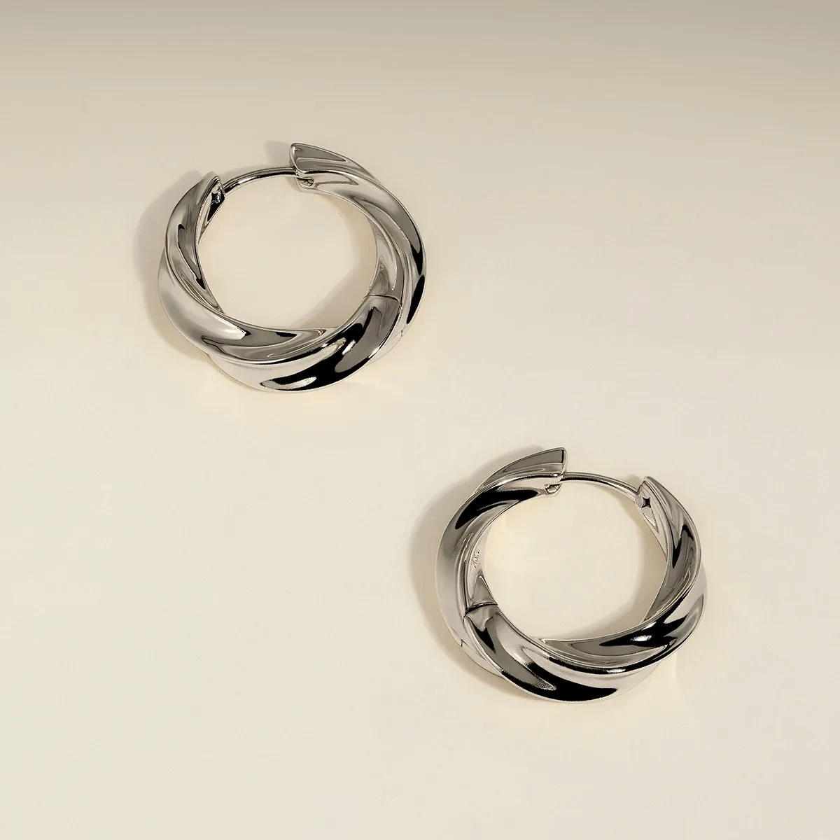 Astrid & Miyu Cosmic Twist Large créoles argent torsadé