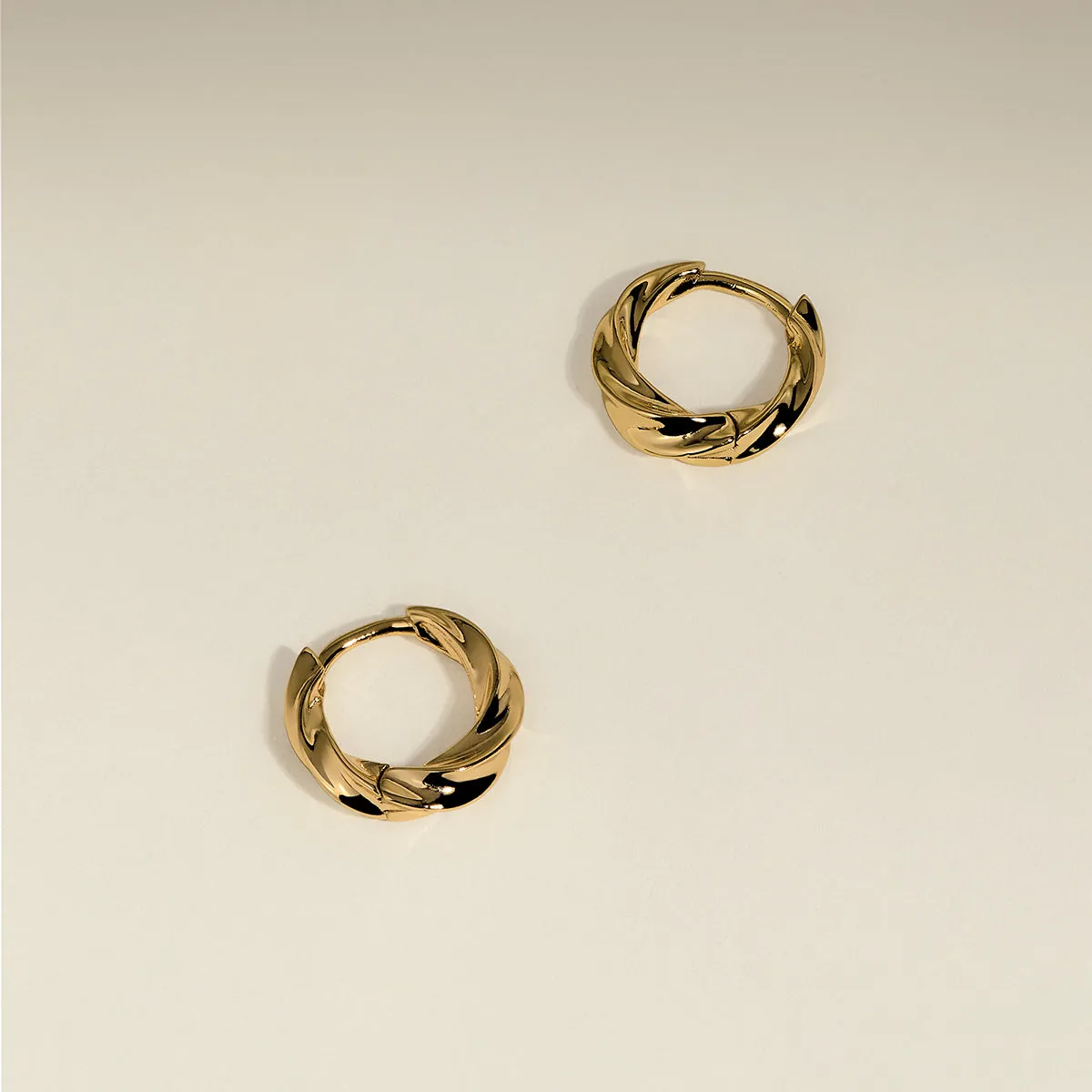 Astrid & Miyu Cosmic Twist créoles doré plaqué or 18 carats