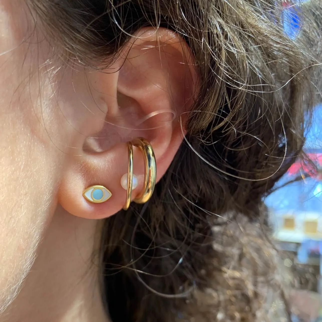 Nao de Paris Fortunata puces d'oreilles dorées corail