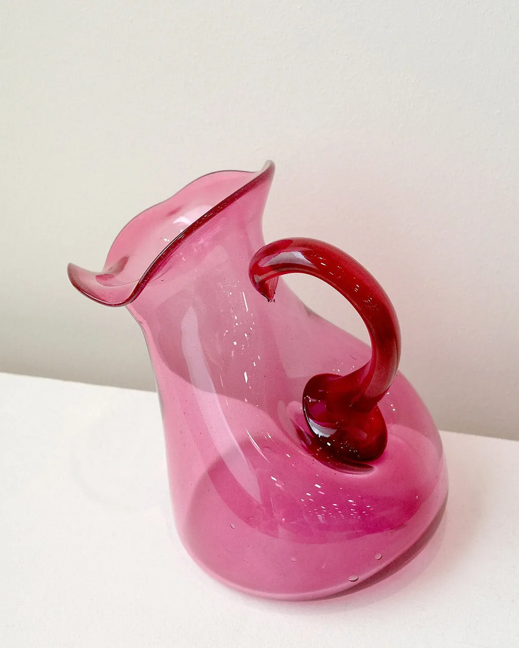 Completedworks Thaw carafe verre recyclé magenta grand modèle