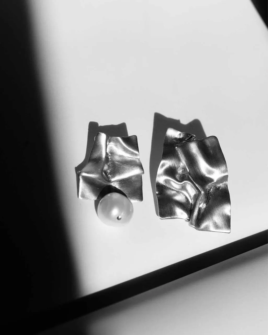 Completedworks Fold Cohesion pendantes argent perle