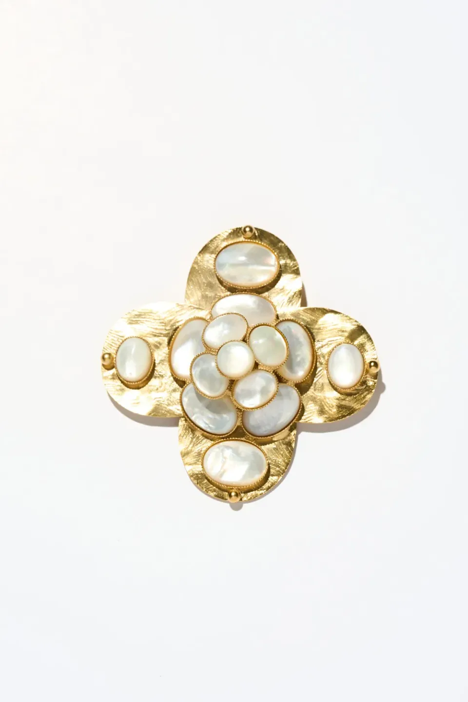 Philippe Ferrandis Camelia Byzance broche nacre dorée