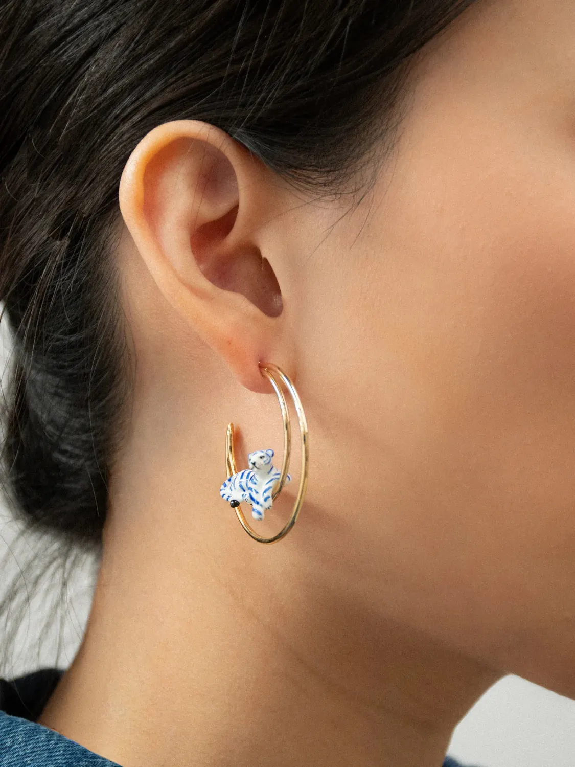 Nach Bijoux lune tigre bleu créoles porcelaine dorées
