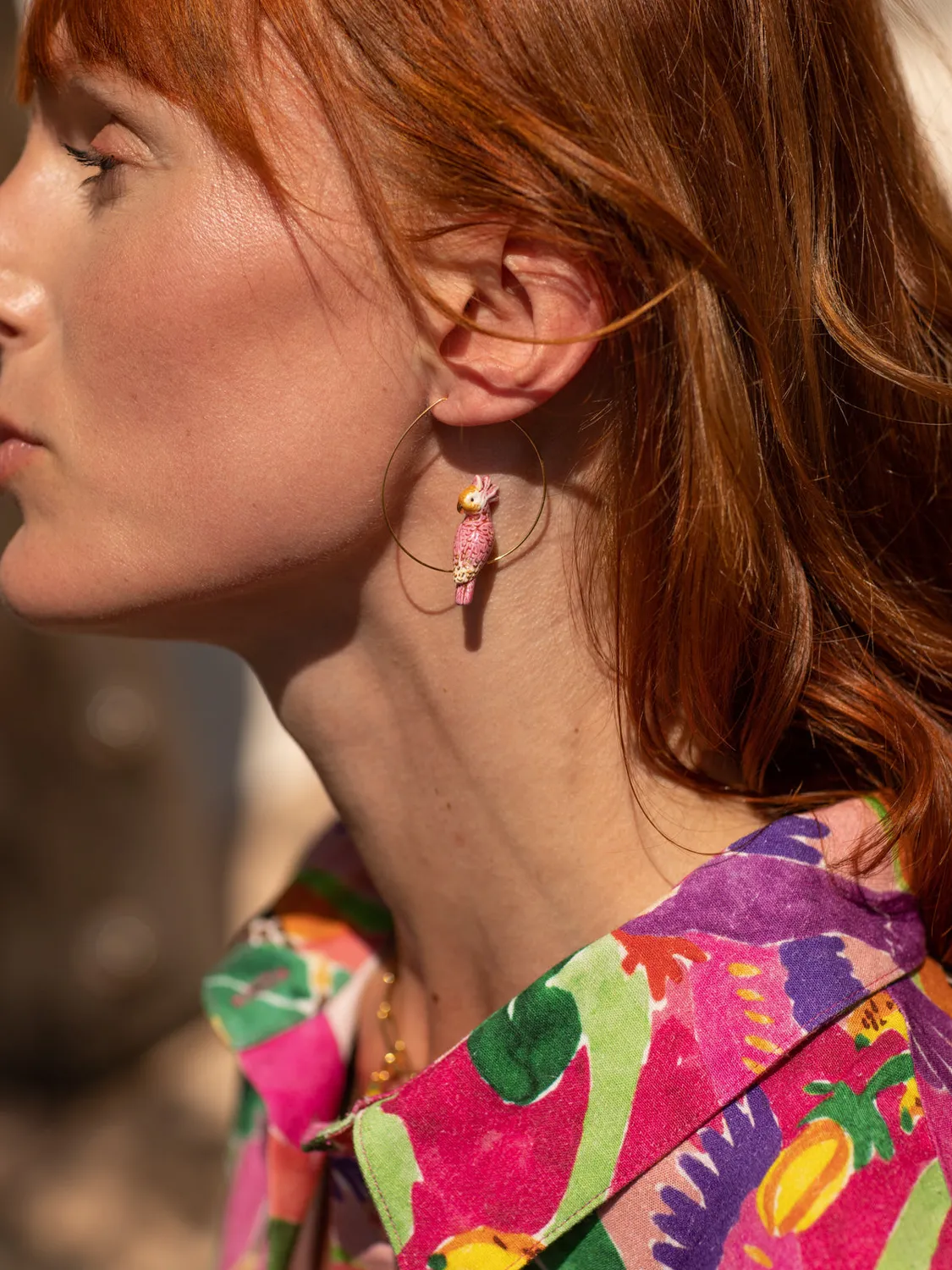Nach Bijoux Grandes créole cacatoès rose boucles porcelaine