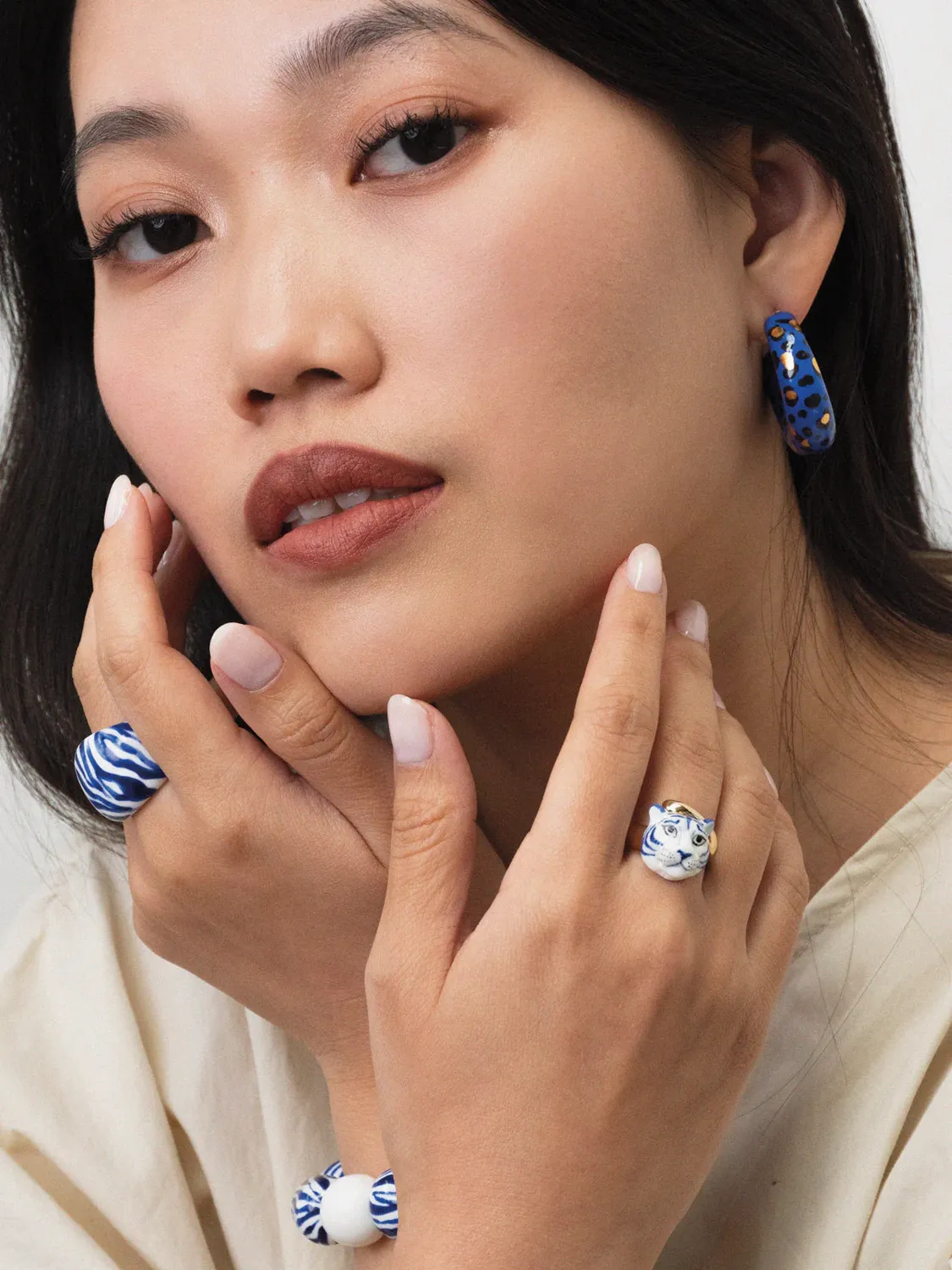 Nach Bijoux tigre bleu bague ajustable porcelaine feuille dor