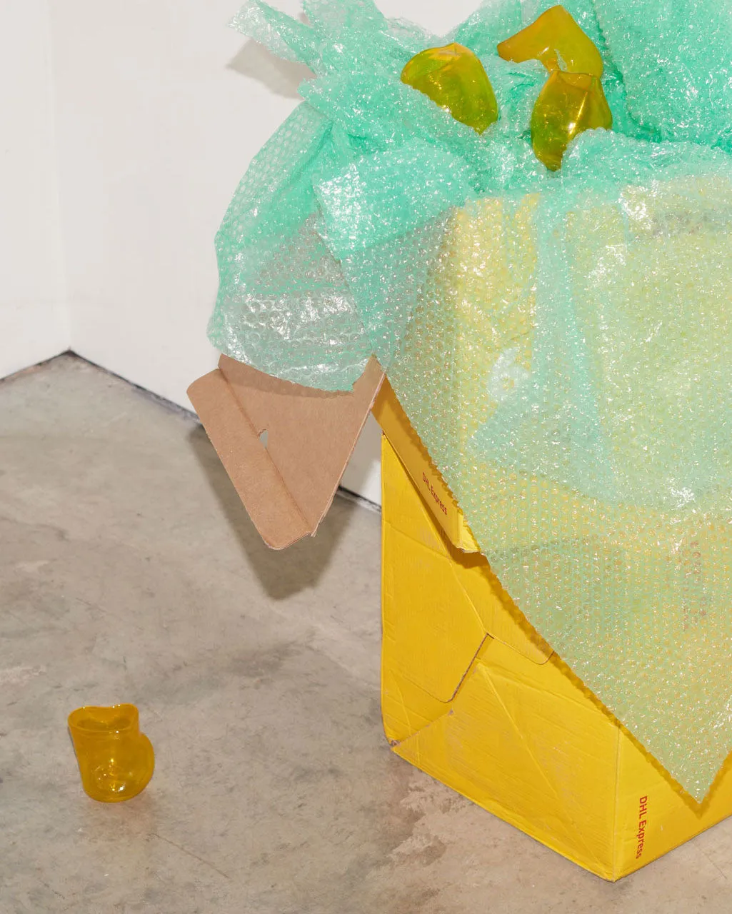 Completedworks Thaw verre jaune verre recyclé