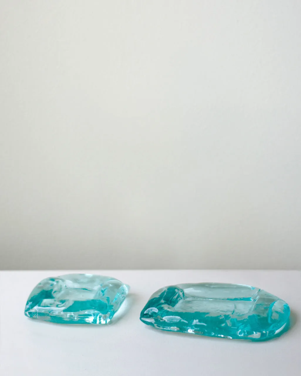 Completedworks Exhale cendrier coussin verre recyclé bleu
