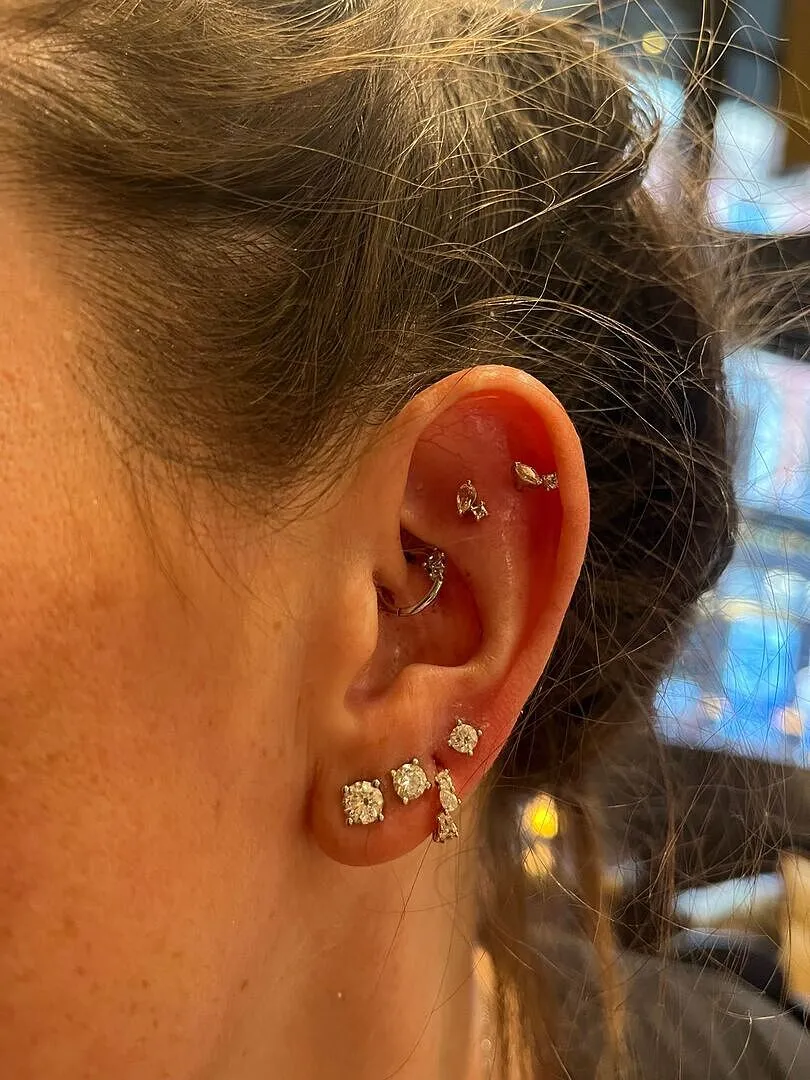 Astrid & Miyu Cluster Topaz piercing daith or blanc massif