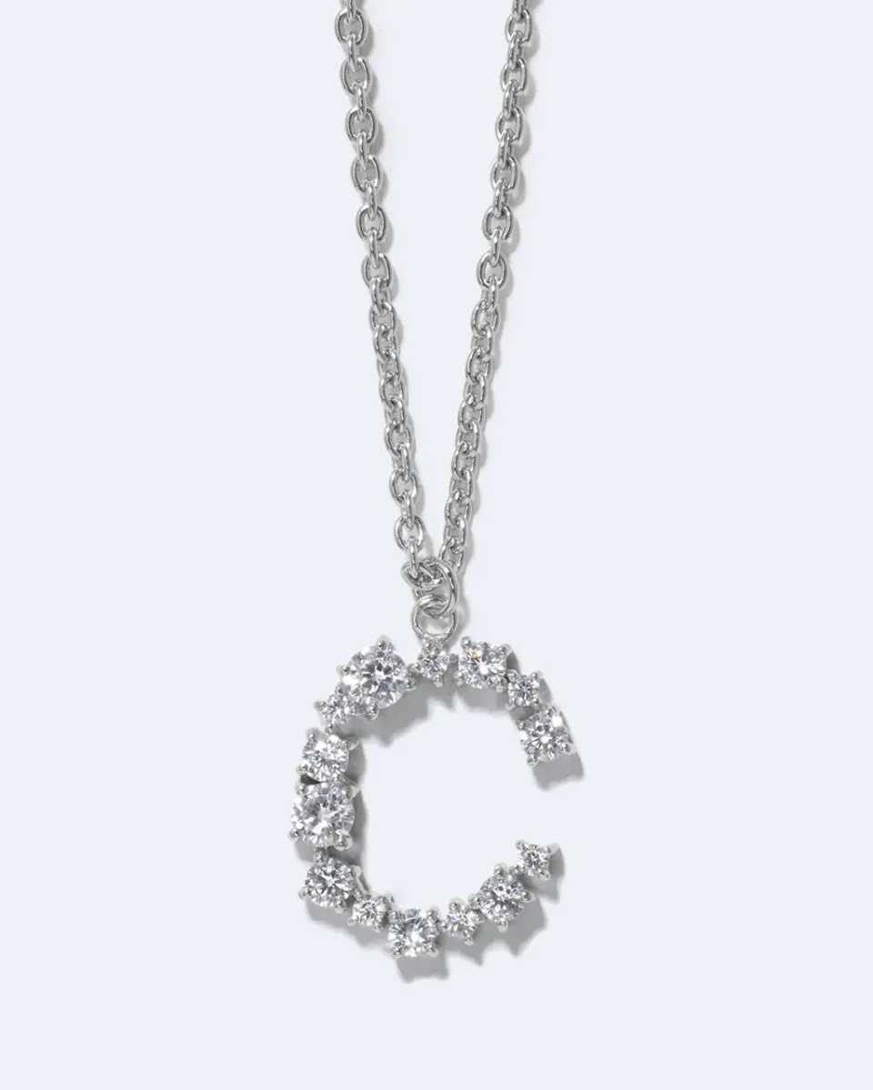 Completedworks Glitchy C collier pendentif lettre rhodié