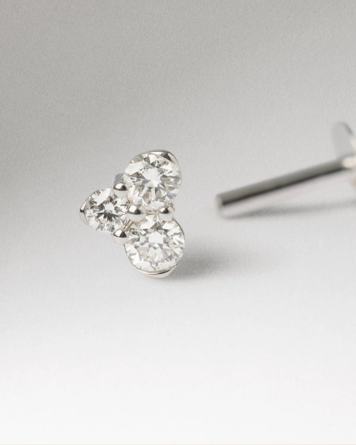 PDPAOLA Iris mono boucle diamant or blanc 18 carats
