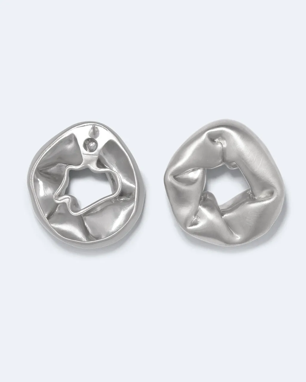 Completedworks Oversized Scrunch boucles argent satiné