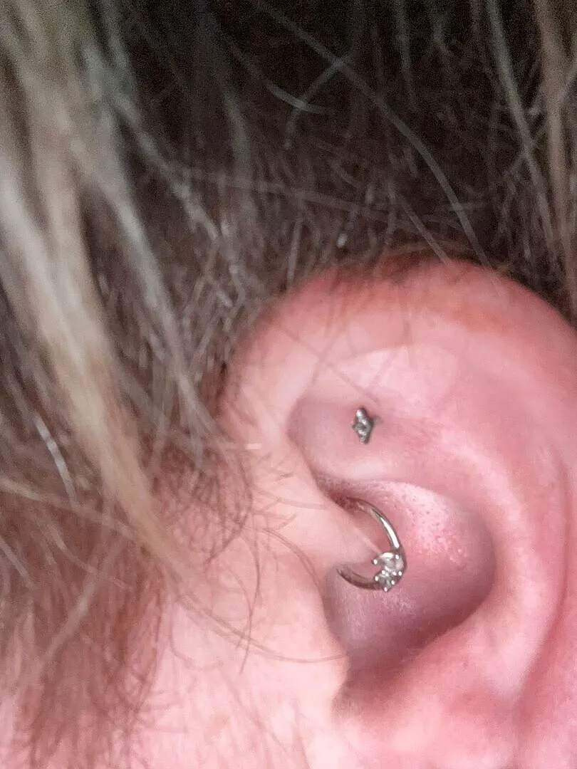 Astrid & Miyu Cluster Topaz piercing daith or blanc massif