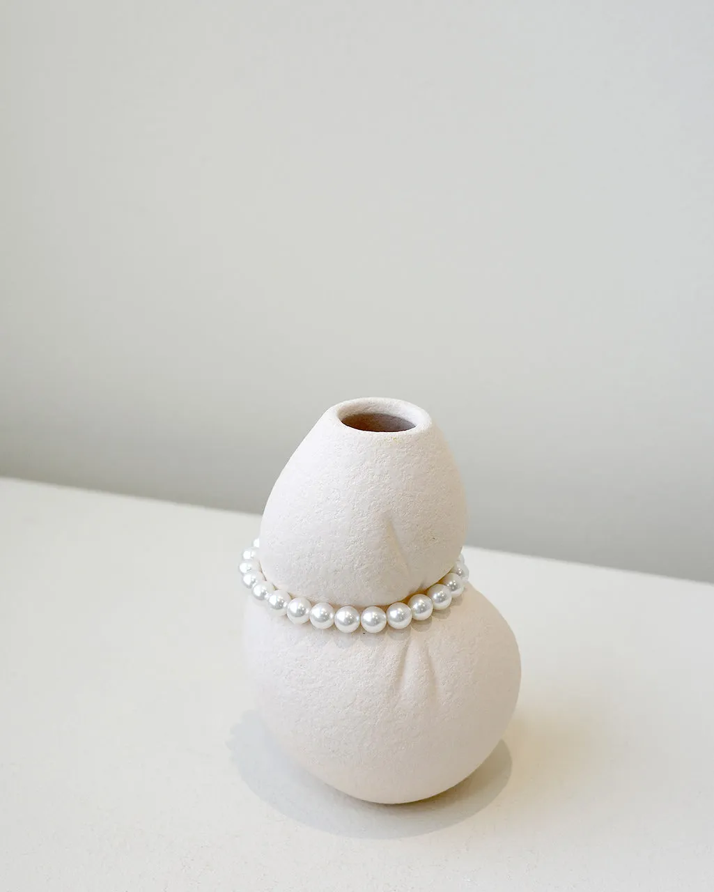 Completedworks Squeezed petit vase beige perles fausses