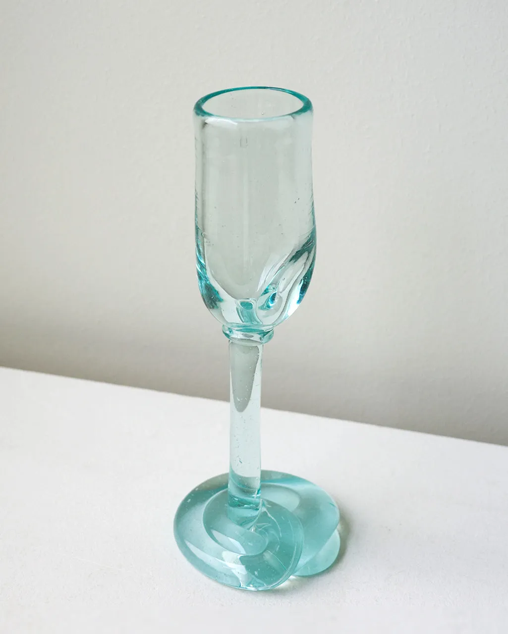 Completedworks Thaw flûte verre transparent bleu
