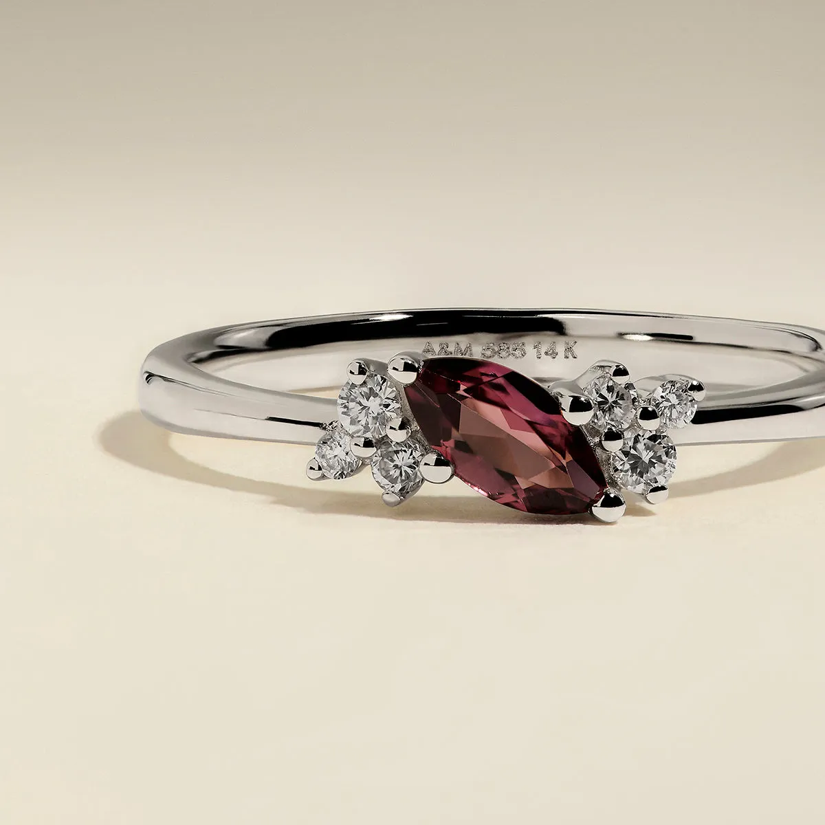 Astrid & Miyu Milestone January Garnet bague or blanc grenat
