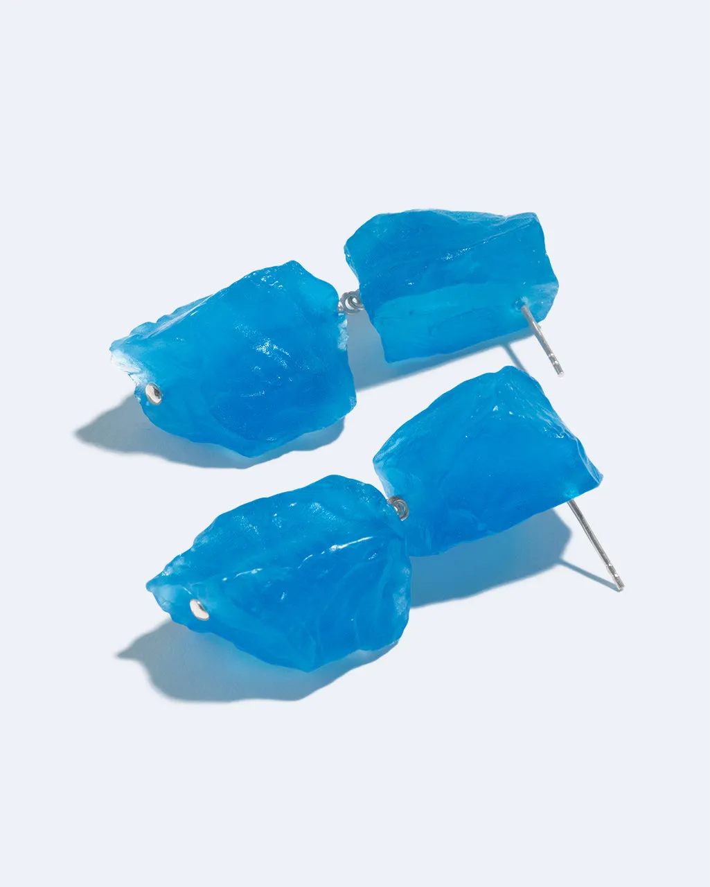 Completedworks Iceberg boucles d’oreilles résine bleue argent