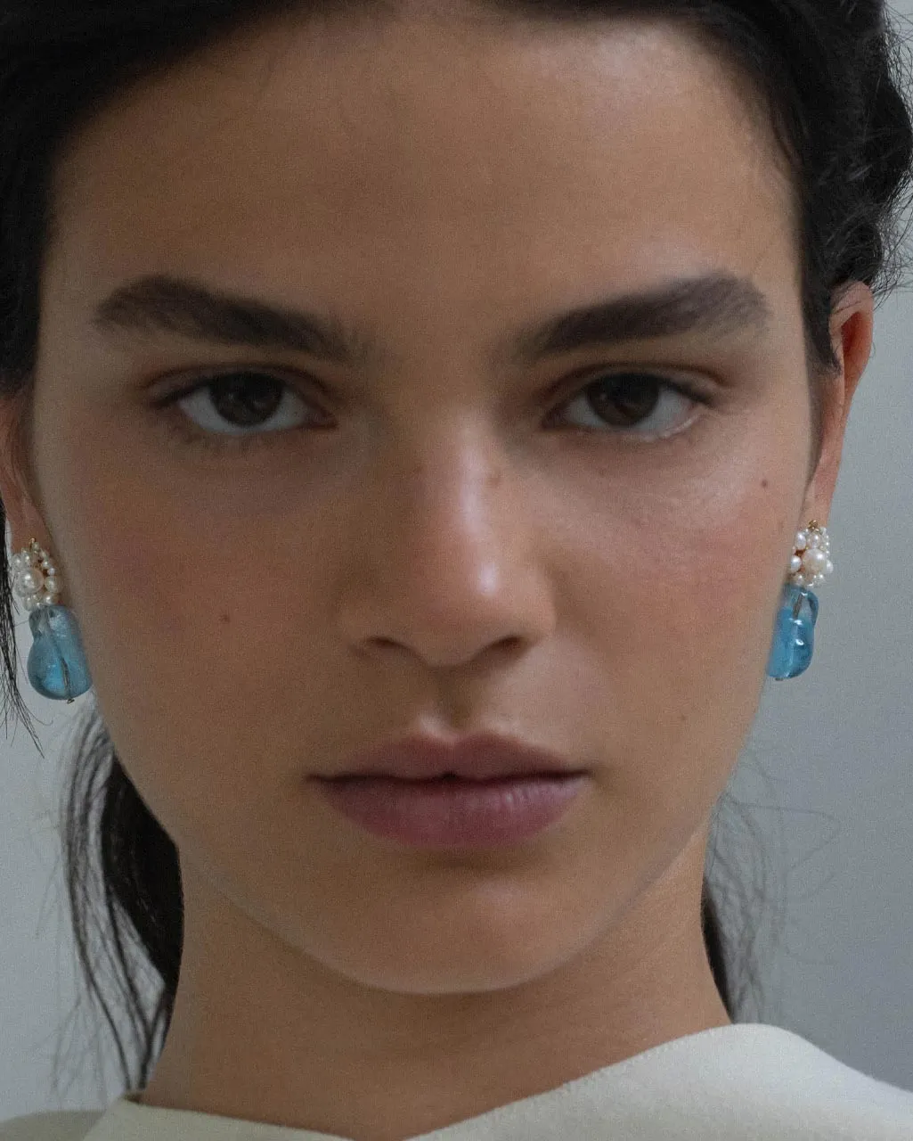 Completedworks Tra-la-la boucles perle résine bleue