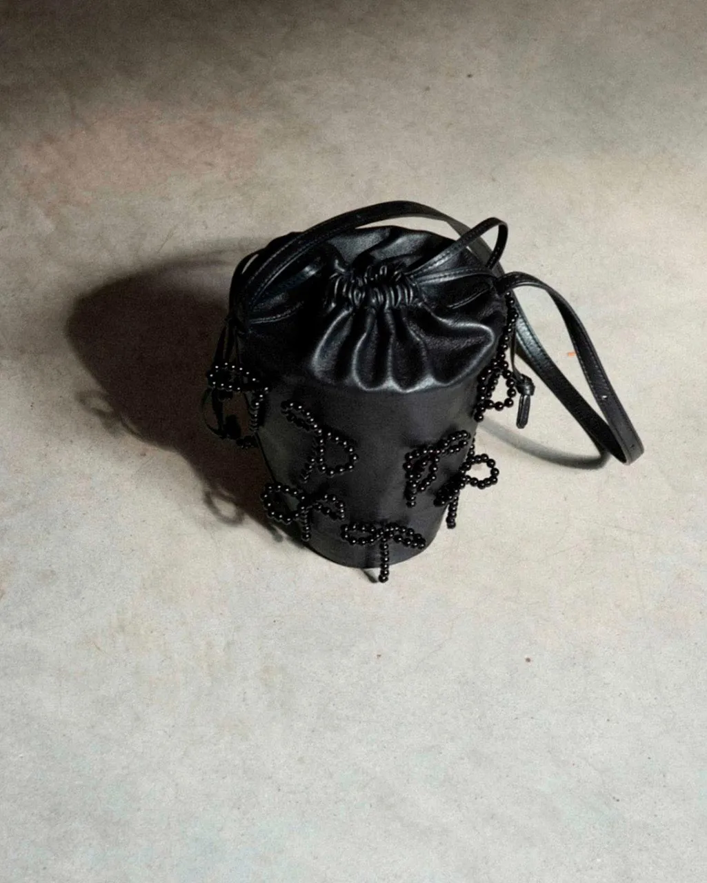 Completedworks G14 sac bandoulière cuir perle noir
